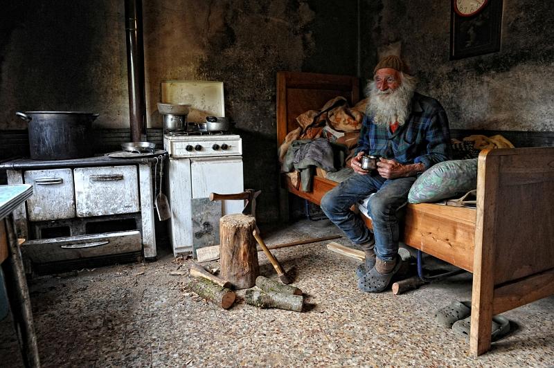 Beppino vive oggi tra gli affetti di un tempo lontano.jpg - MENZINE GIURIA - SANDRA ZAGOLINUn particolare del nostro presente ben “stemperato” nell’immagine che riporta al passato. La foto è strutturata in modo perfetto, emanando poesia e semplicità.